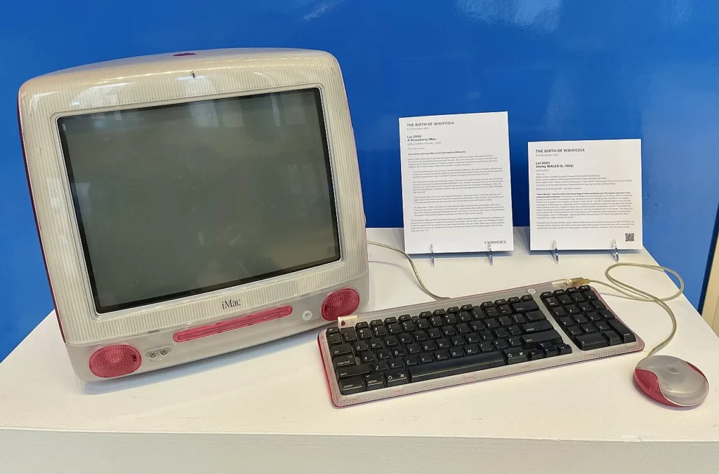 Wikipedia最初期の編集を再現した画面とジミー・ウェールズのiMac