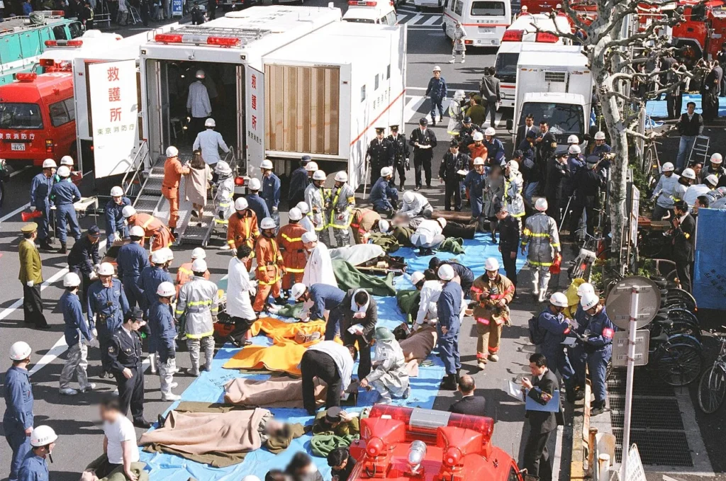 地下鉄サリン事件で負傷者の救助にあたる救急隊