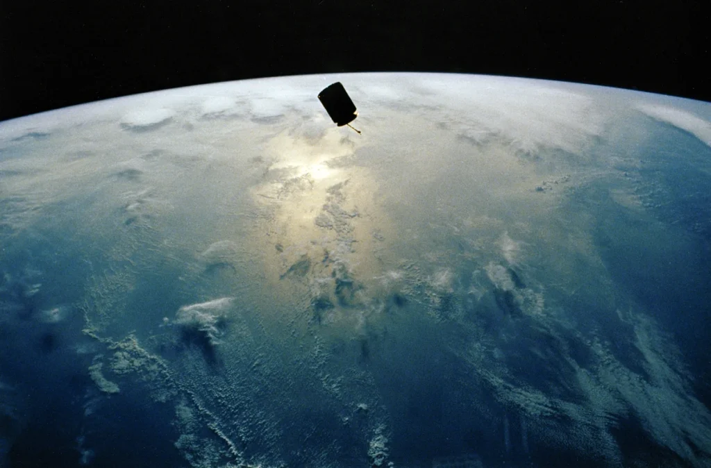 スペースシャトル・エンデバーから見た通信衛星インテルサットVI