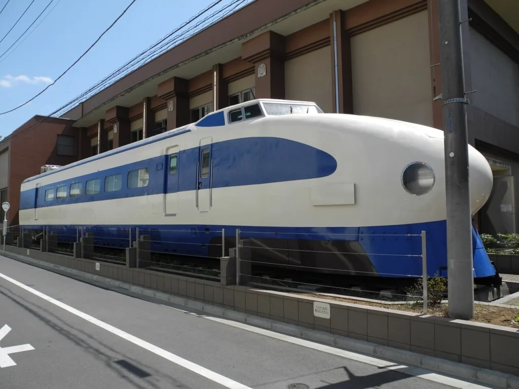 国分寺市のひかりプラザで保存されている新幹線951形