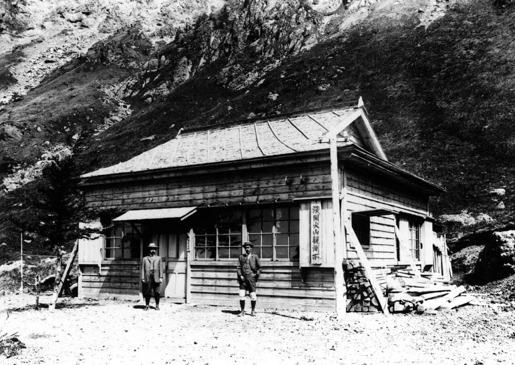 浅間火山観測所と人物を写した1913年の写真