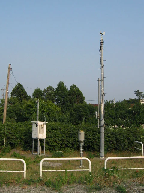 石川県小松市に設置されたアメダス観測設備の写真