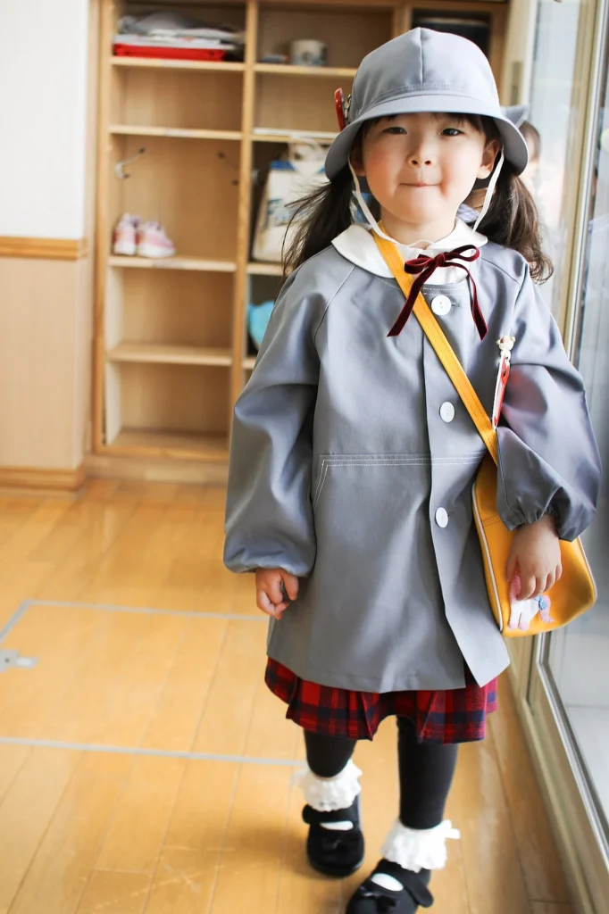 日本の幼稚園の入園式に出席する女児