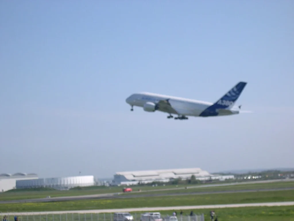 初飛行のため離陸するエアバスA380