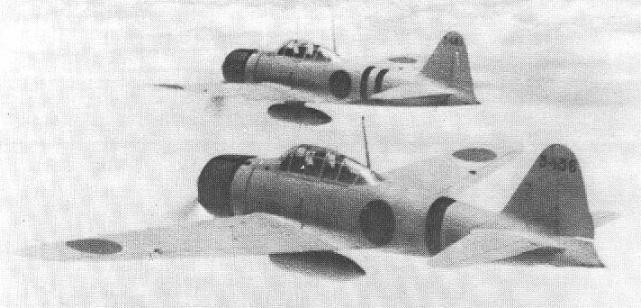 中国上空を飛行する日本海軍の零式艦上戦闘機2機