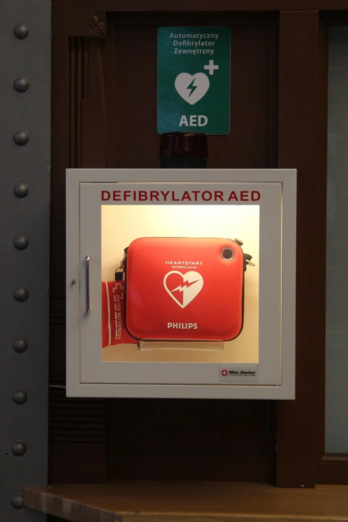 ポーランドのヴロツワフ中央駅に設置されたAED