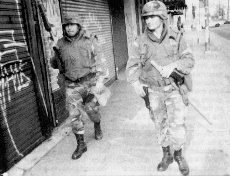 1992年のロサンゼルス暴動で市街地を警戒する州兵
