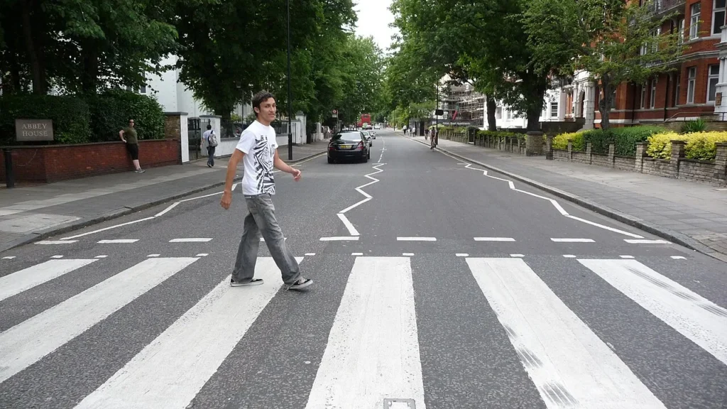 ロンドンのアビイ・ロードにある横断歩道の写真