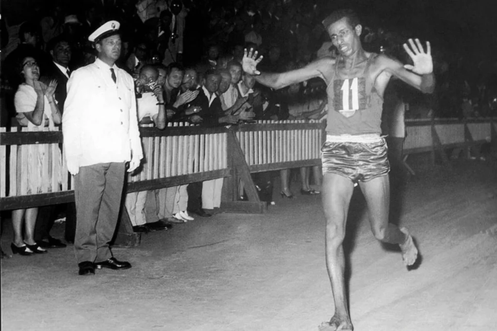 1960年ローマオリンピックのマラソンを走るアベベ・ビキラ