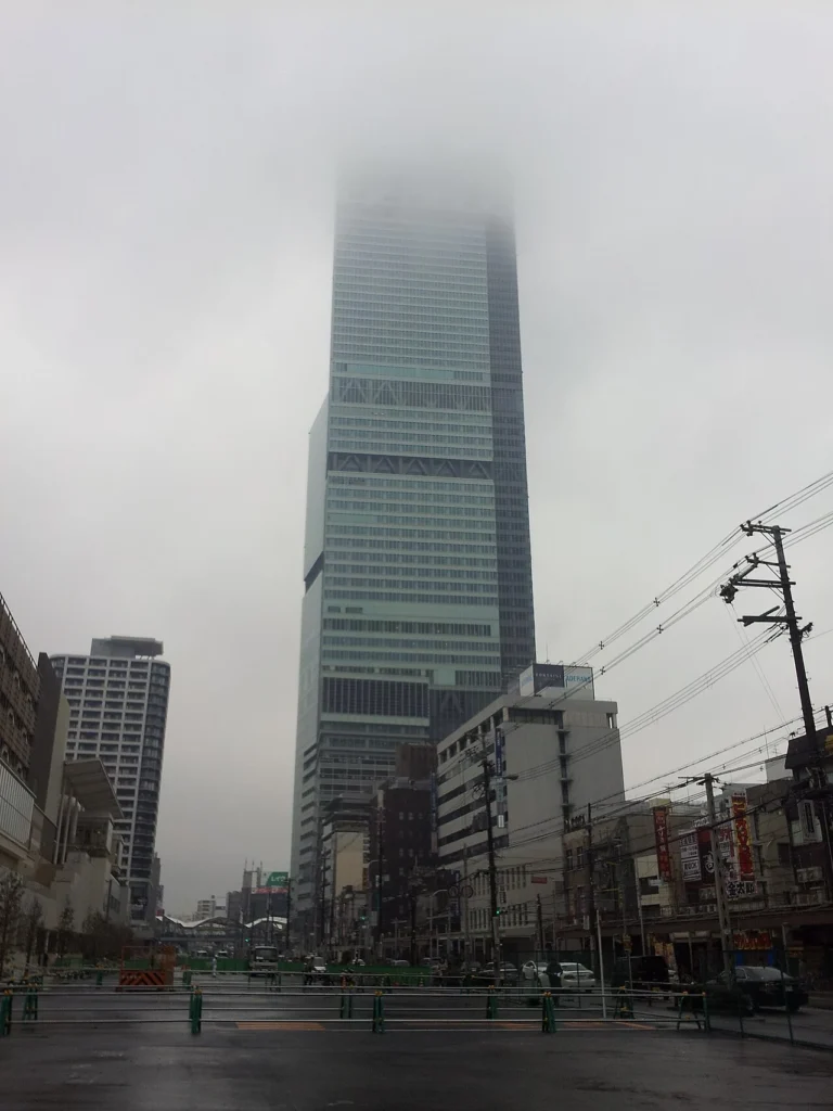 大阪市に建つあべのハルカスの写真