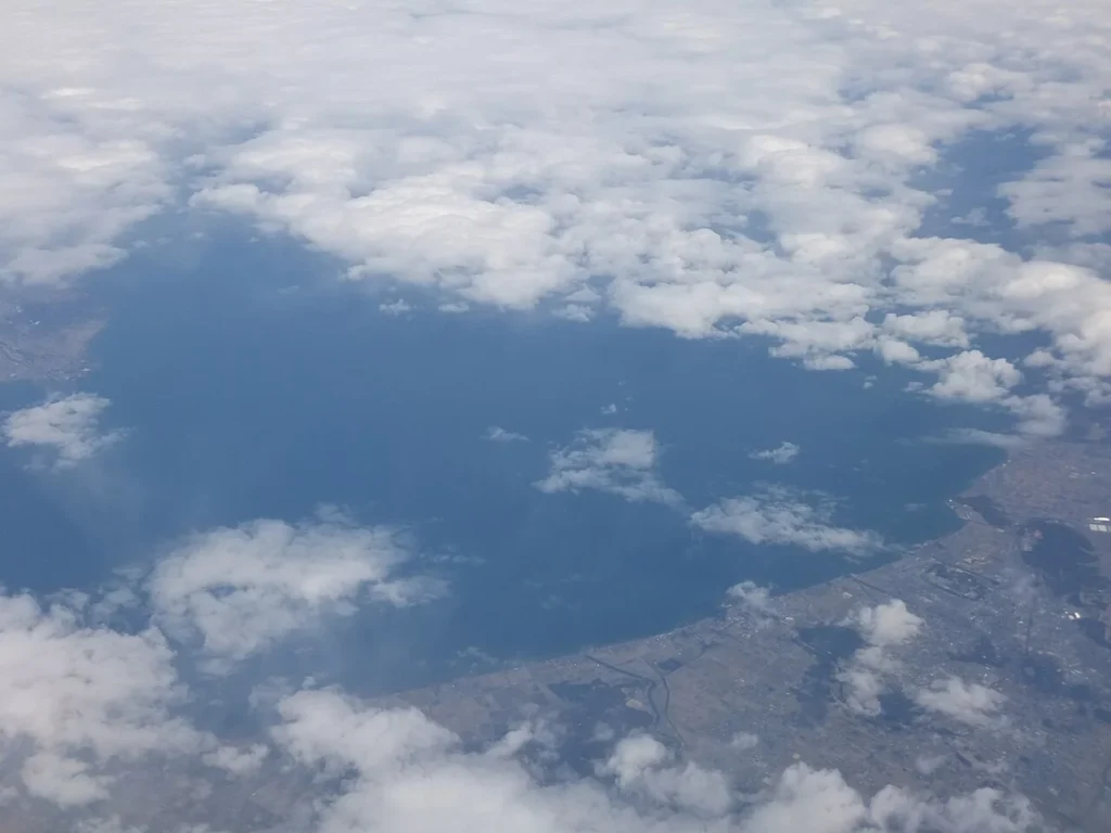 上空から撮影された滋賀県の琵琶湖