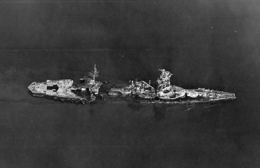 呉軍港空襲で大破着底した戦艦日向の航空写真
