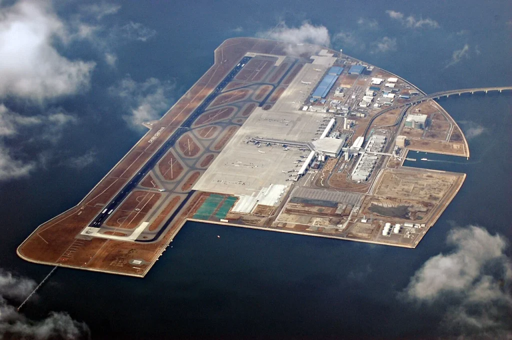海上から見た中部国際空港セントレアの航空写真