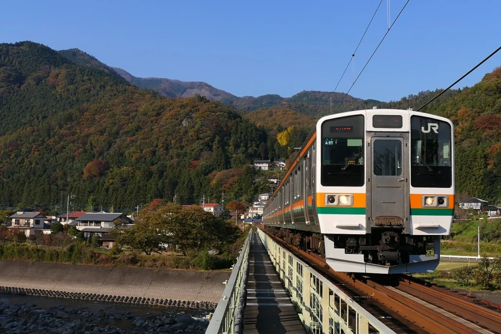 吾妻線を走るJR東日本211系普通列車