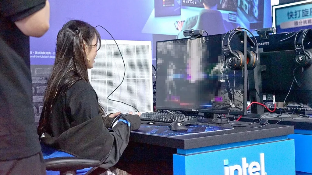 イベント会場でストリートファイター6をプレーする人物