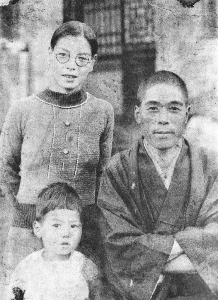 幼少期の漫画家・赤塚不二夫と両親の家族写真