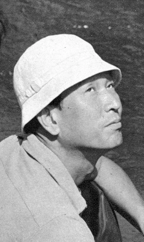 七人の侍の撮影現場に立つ映画監督・黒澤明