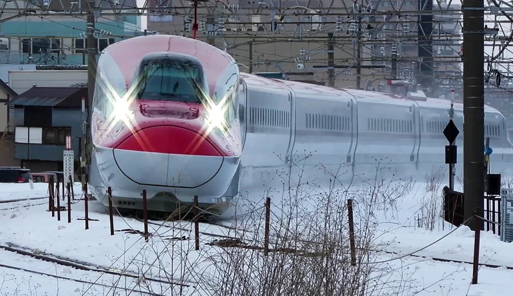 秋田新幹線を走るE6系こまち号