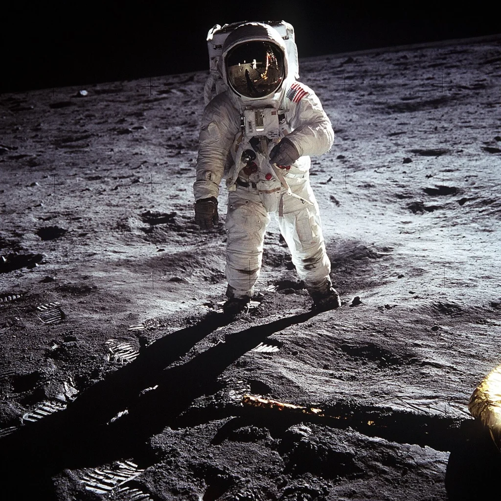 月面に立つアポロ11号の宇宙飛行士バズ・オルドリン