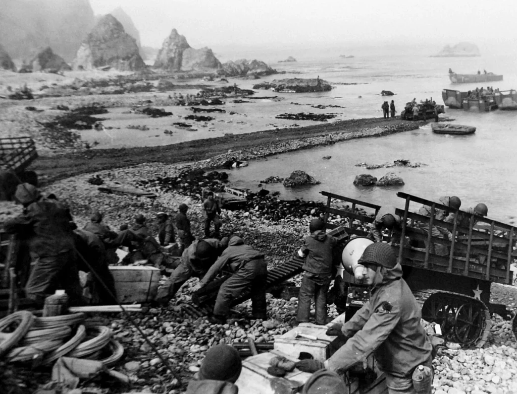 日本軍撤退後のキスカ島に上陸した連合軍