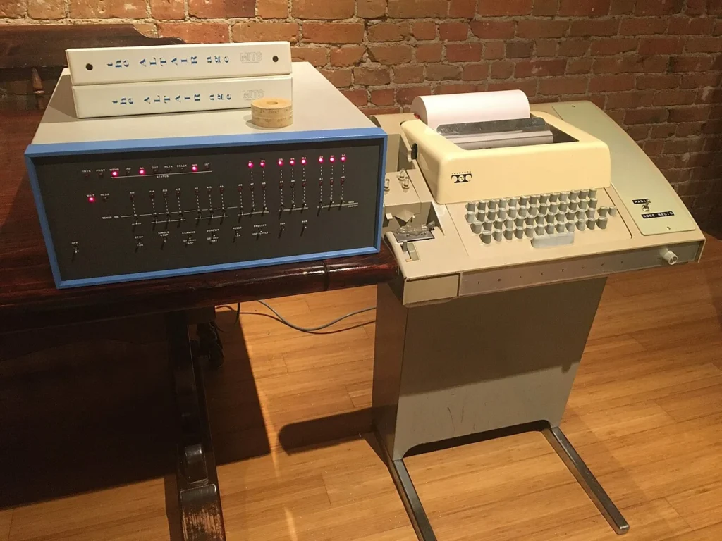 1975年製Altair 8800とModel 33 ASRテレタイプ