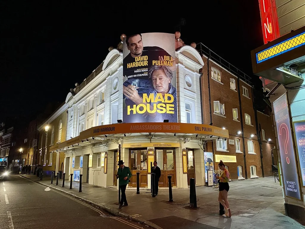 ロンドンのアンバサダーズ劇場の建物の写真