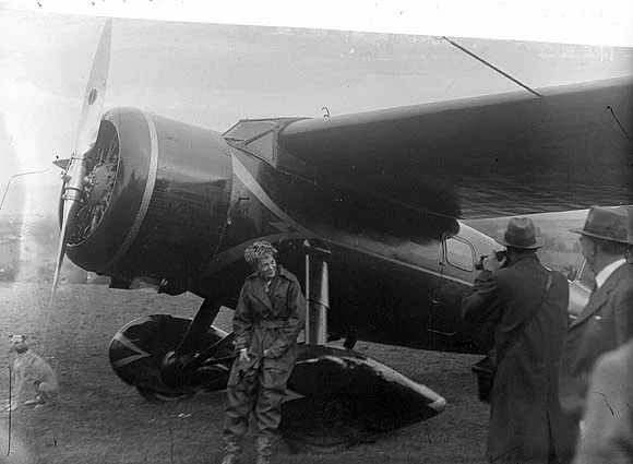 1932年の大西洋単独飛行後にデリー近郊へ着陸したアメリア・イアハート