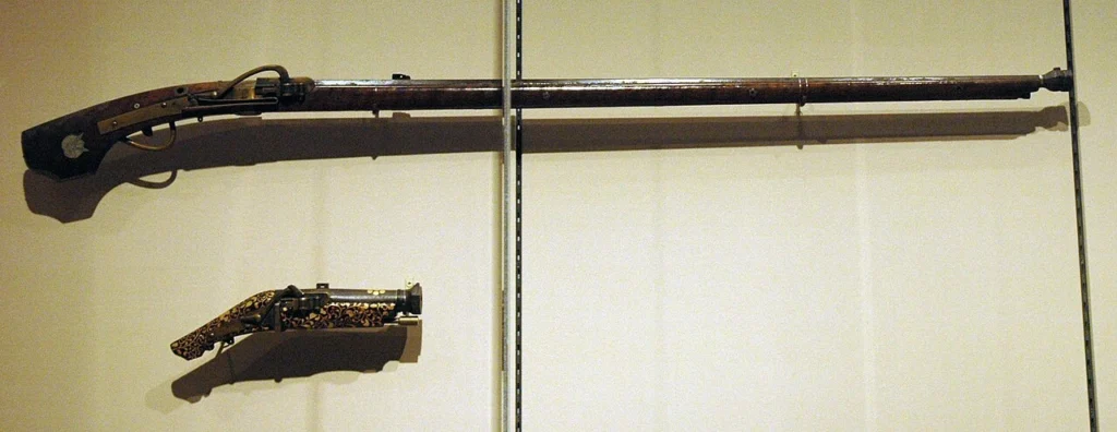 博物館に展示された日本の火縄銃と短銃