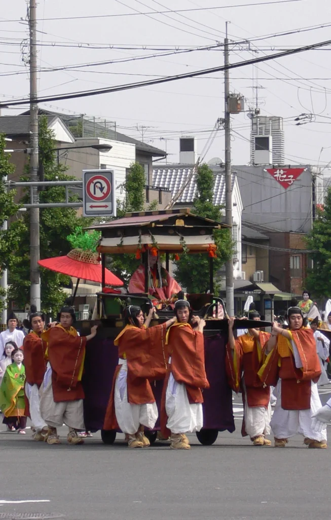 平安装束の行列が京都市内を進む葵祭の路頭の儀