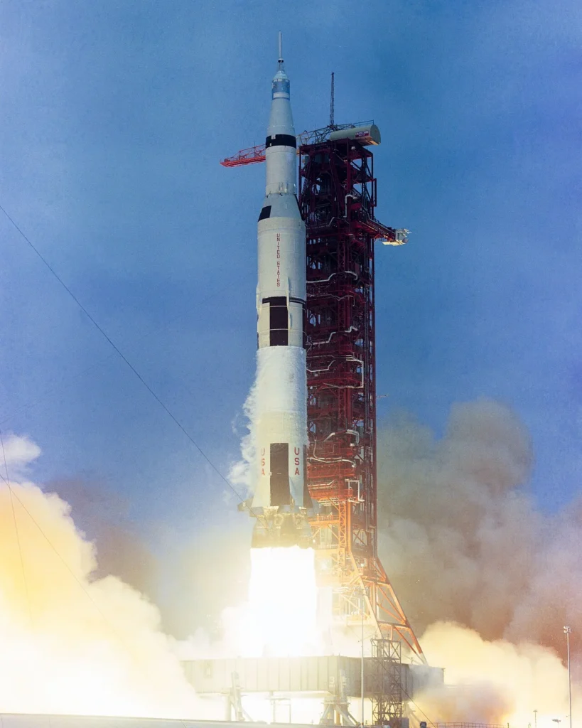 ケネディ宇宙センターから打ち上げられるアポロ10号