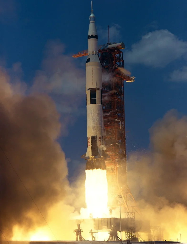 サターンV型ロケットで打ち上げられるアポロ16号