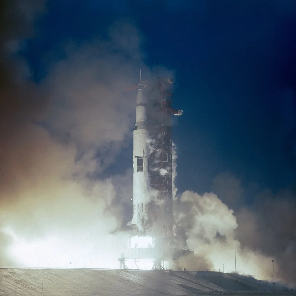 ケネディ宇宙センターから打ち上げられるアポロ12号