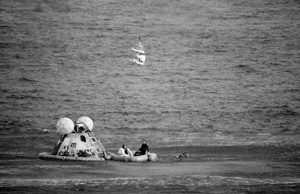 着水後のアポロ13号乗組員を救助する米海軍隊員