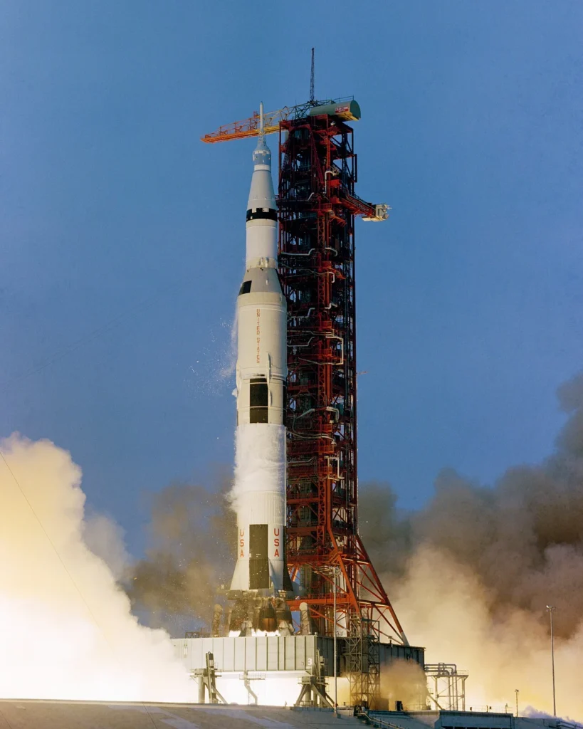 ケネディ宇宙センターから打ち上げられるアポロ13号