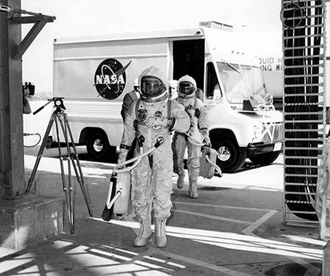 発射台での試験に向かうアポロ1号の宇宙飛行士