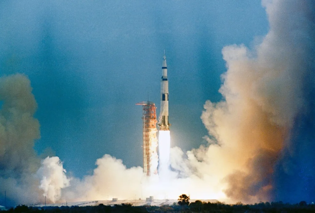 ケネディ宇宙センターから打ち上げられるアポロ9号