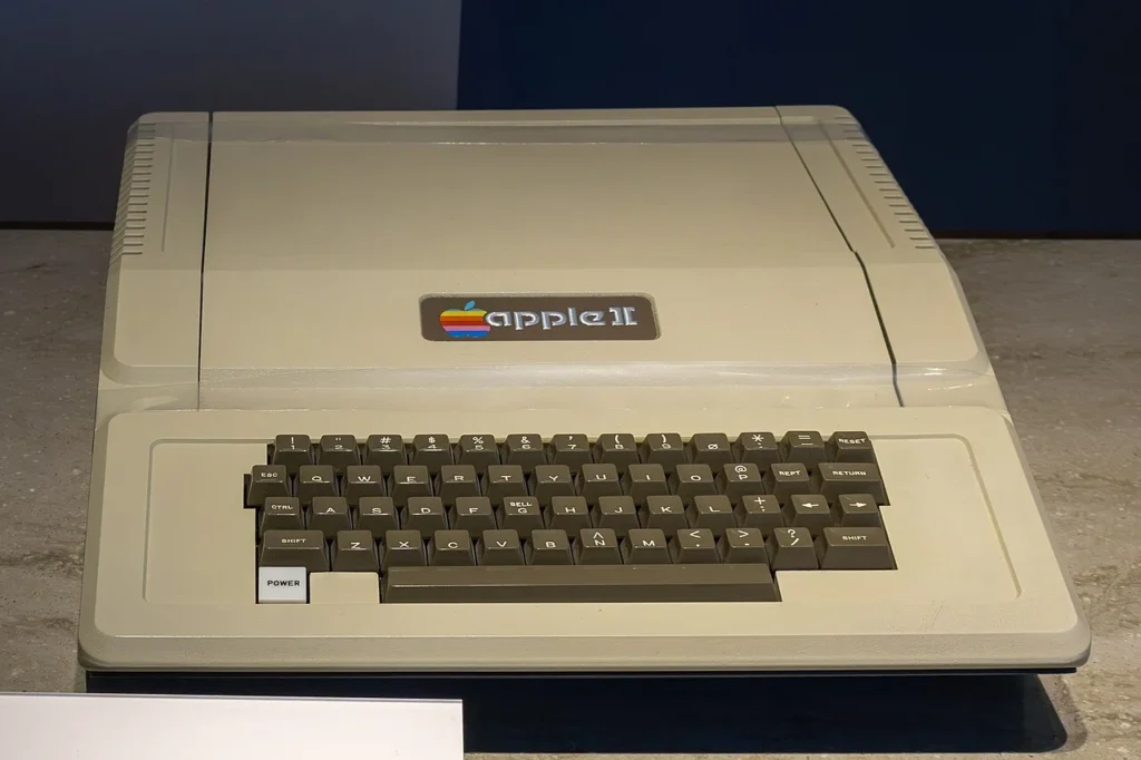 コンピュータ歴史博物館に展示された1977年のApple II