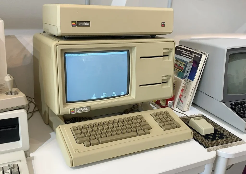 Lisa OSの画面を表示したApple Lisa 1コンピューター