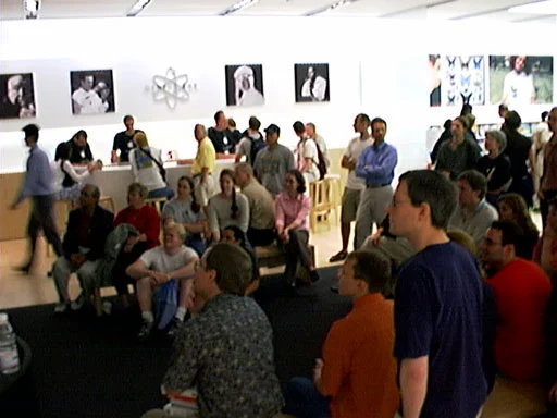 2001年5月19日に開店した米国バージニア州タイソンズコーナーの第1号Apple Store