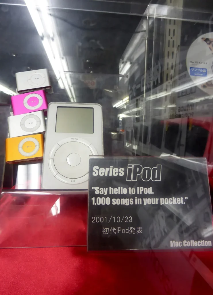 店頭に展示された初代iPodを含む歴代iPodの写真
