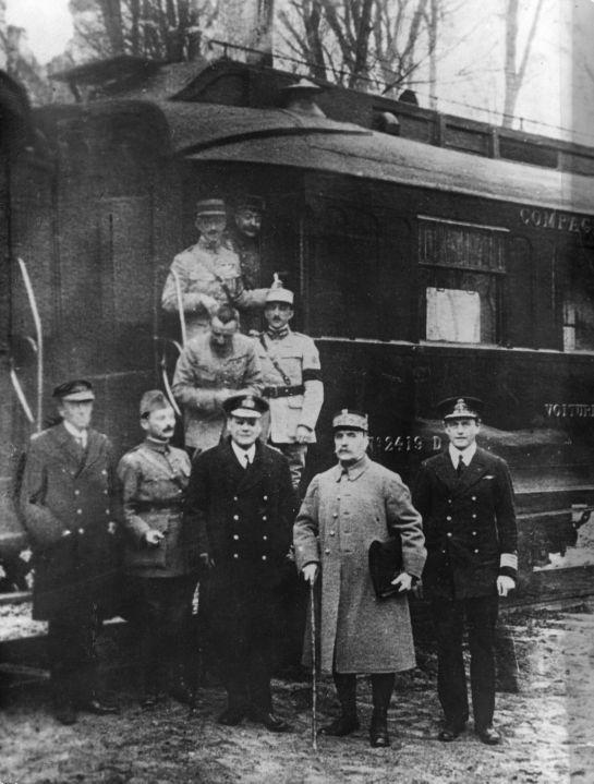 休戦協定成立後、コンピエーニュの森で撮影された鉄道車両と関係者の写真
