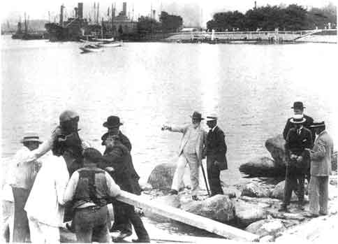 1913年にコペンハーゲンで人魚姫の像を設置する様子