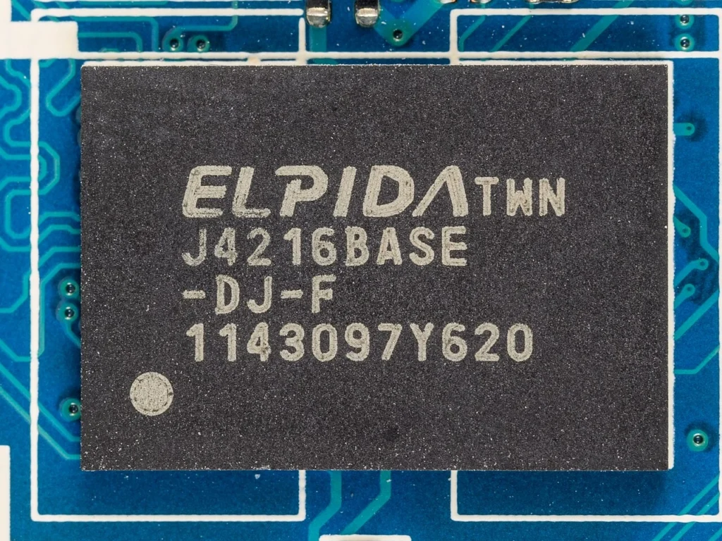 ノートパソコンの基板に搭載されたエルピーダ製DDR3メモリーチップ
