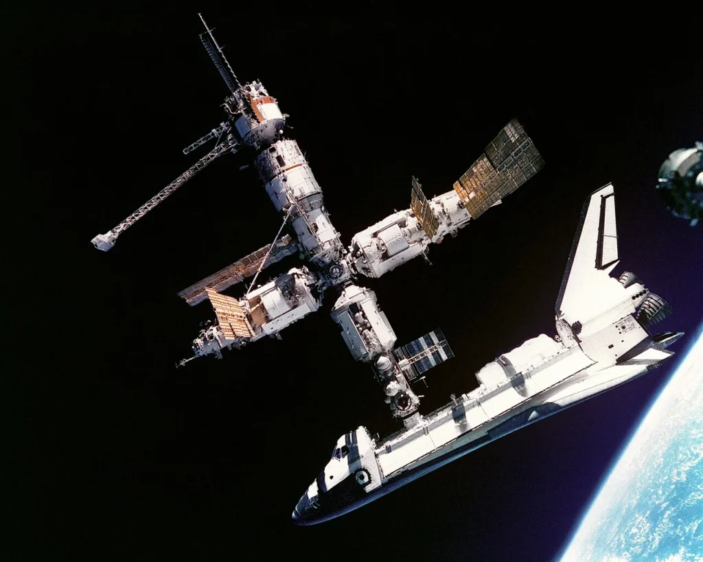 宇宙ステーション・ミールとドッキングしたスペースシャトル・アトランティス