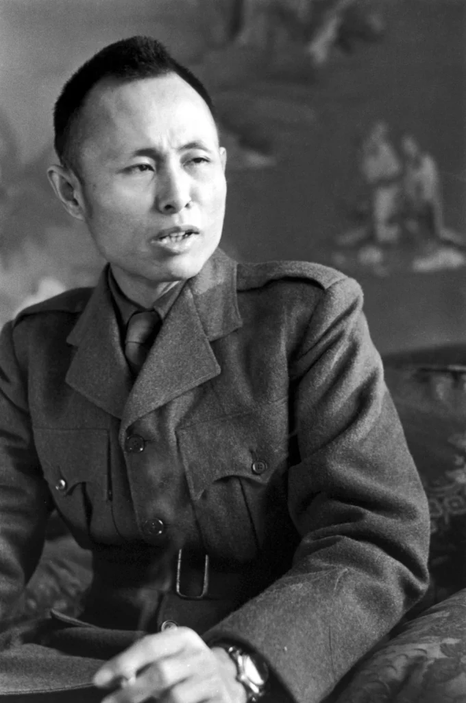 軍装姿のビルマ独立指導者アウン・サン
