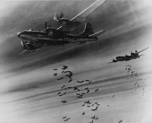 東京上空で爆撃を行うB-29爆撃機