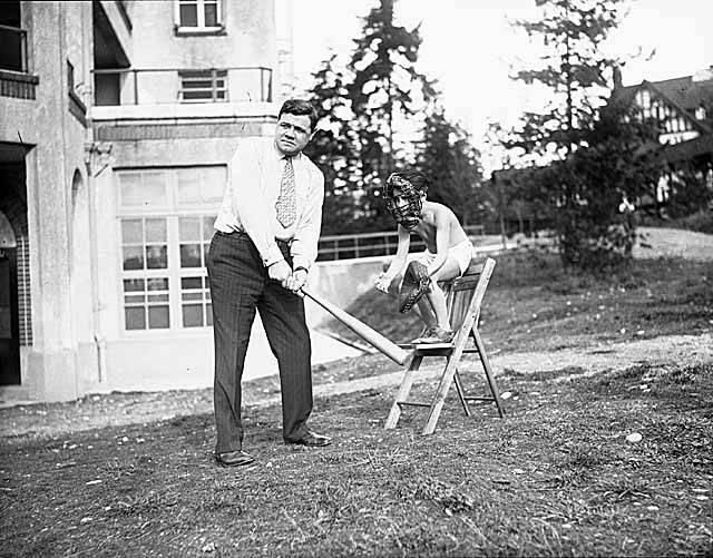 1927年に少年と野球をするベーブ・ルース