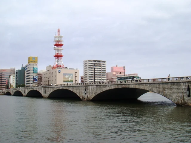 新潟市の信濃川に架かる萬代橋の写真
