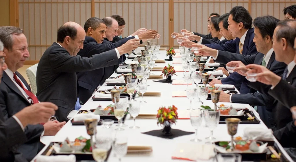 東京で鳩山由紀夫首相らと会食するバラク・オバマ大統領の写真