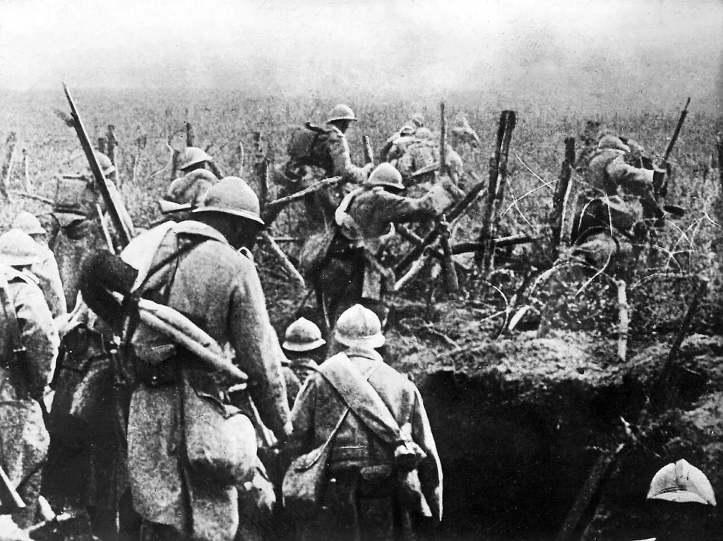 ヴェルダンの戦いで塹壕から前進するフランス兵
